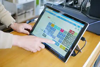 市販のAndroidタブレット端末のカメラにカードをかざすだけ